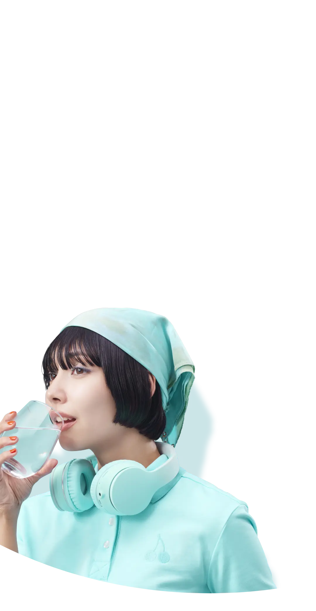 水を飲む女性
